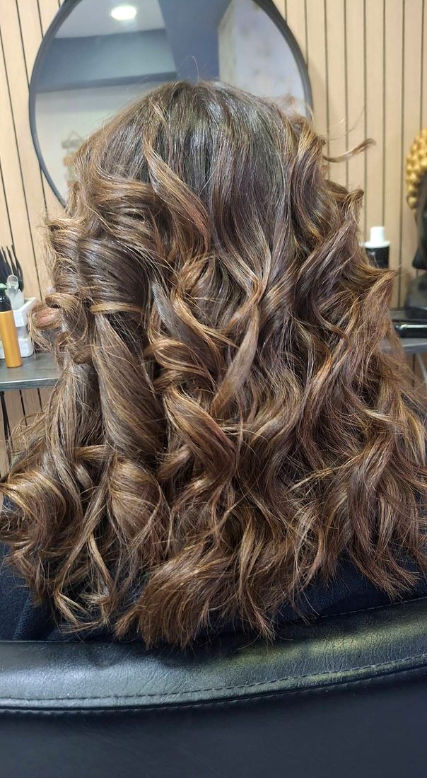 Cabelo castanho com madeixas e ondas definidas
